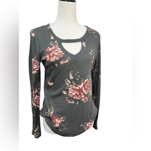 🩷 3/$20 Maurices medium 24/7 Gray Floral Cut Out Neck Textured Tee - Picture 4 of 10